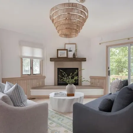 Stylish Home With Pool Hot Tub & Walk To Beach