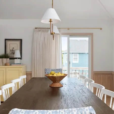 Stylish Home With Pool Hot Tub & Walk To Beach